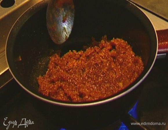 Выложить измельченный инжир в небольшую кастрюлю, посолить и, помешивая, прогревать на небольшом огне 5 минут.