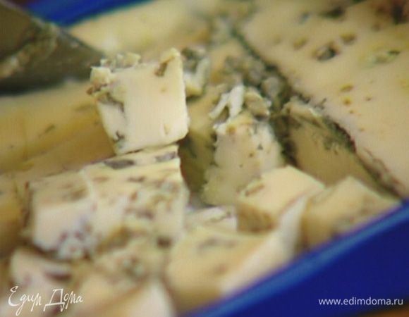 Сыр нарезать небольшими кубиками. 