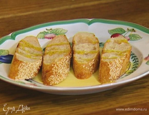 Подсушенный хлеб выложить на тарелку, сбрызнуть оставшимся оливковым маслом. 