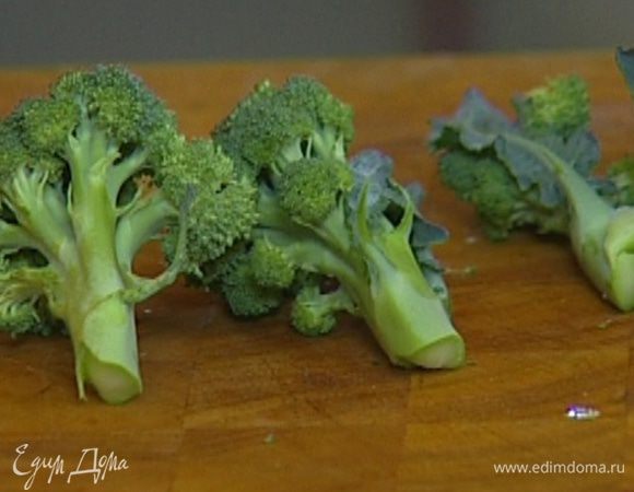 Брокколи  разделить на соцветия. 