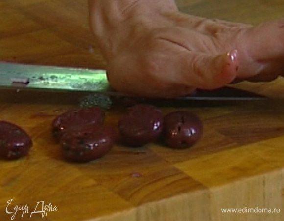 Оливки раздавить плоской стороной ножа и, вынув косточки, нарезать крупными кусочками.