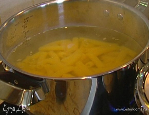 Отварить макароны в подсоленной воде согласно инструкции на упаковке (не переварить!). 