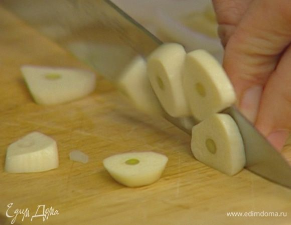 Чеснок почистить и порезать тонкими пластинками.