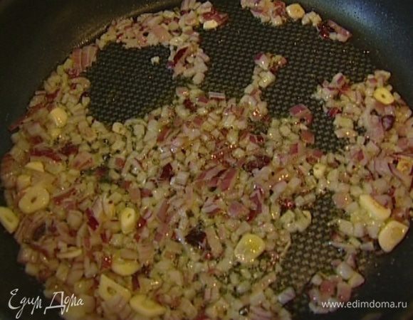 Разогреть в тяжелой сковороде 1 ст. ложку оливкового масла и, периодически помешивая, обжарить лук и чеснок. 