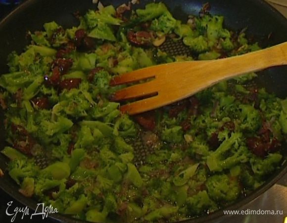 Добавить в сковороду оливки, брокколи и нарубленную зелень, влить 1–2 ст. ложки оливкового масла и немного воды, в которой варилась капуста, все перемешать и выключить газ. 