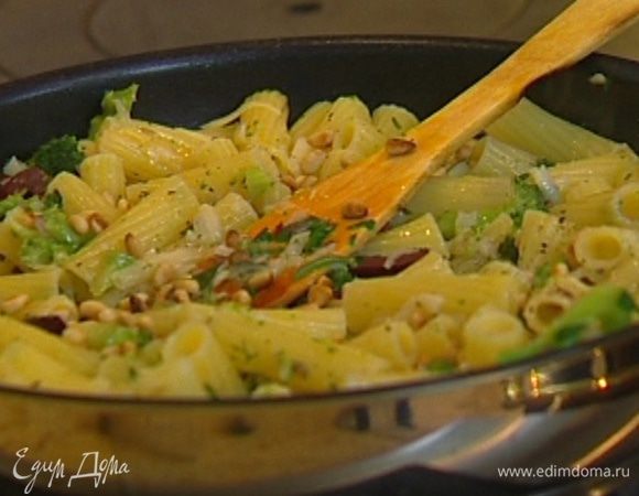 Выложить макароны в сковороду с брокколи, добавить натертый сыр, поперчить и сбрызнуть оливковым маслом. Присыпать кедровыми орехами, перемешать и сразу подавать.