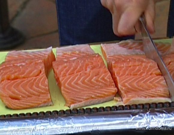 Филе семги разрезать на 4 части.