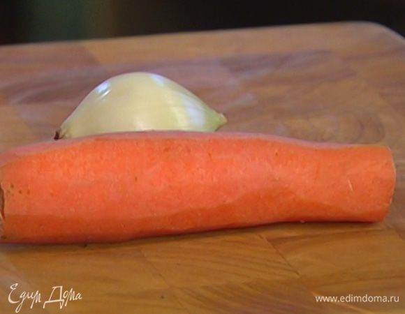 Морковь вымыть и почистить.