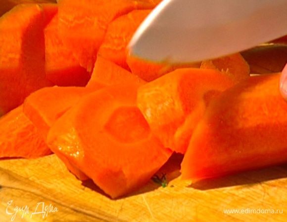 Сельдерей и морковь крупно нарезать наискосок.