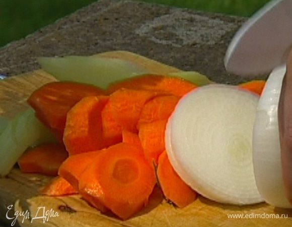 Лук почистить и нарезать крупными кольцами.