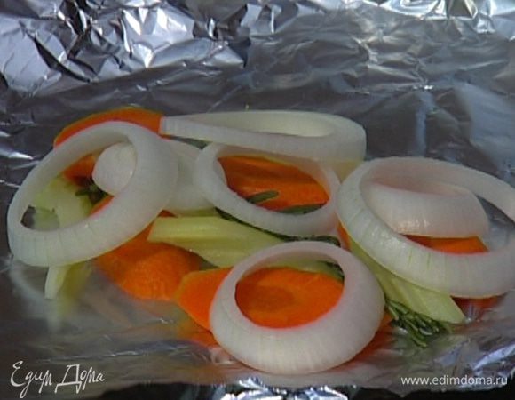Приготовить 4 листа пищевой фольги, на каждый из них положить веточку розмарина, 5–6 кусочков моркови, 4–5 кусочков сельдерея, 2–3 кольца лука, лавровый лист и сверху кусок семги.