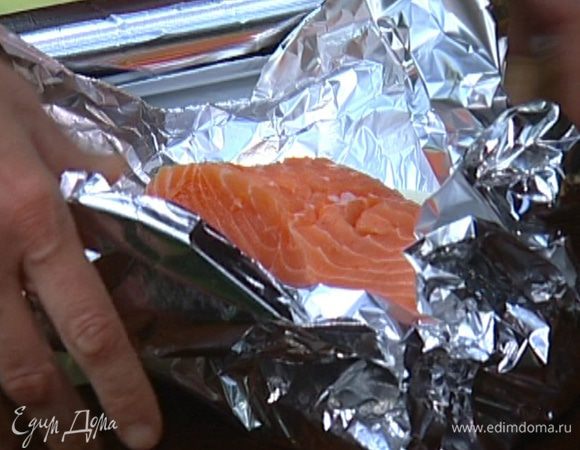 Слегка посыпать рыбу солью и черным перцем, затем аккуратно соединить края фольги, чтобы получился карман, оставив с одной стороны небольшое отверстие.