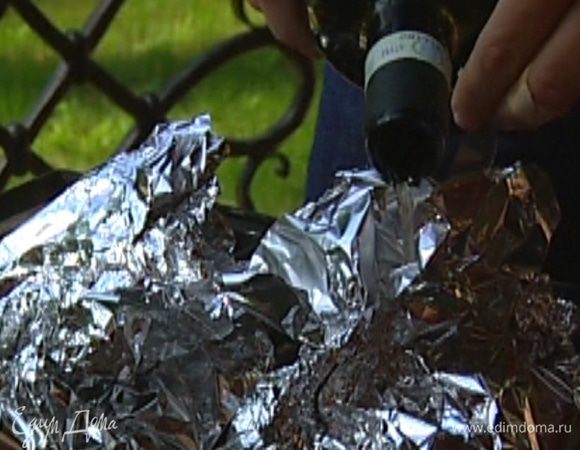 Поставить карманы с рыбой на гриль, влить в каждый по 1 ст. ложке белого вина, плотно закрыть отверстия и жарить рыбу 20–25 минут.
Подавать семгу с соусом из трав.