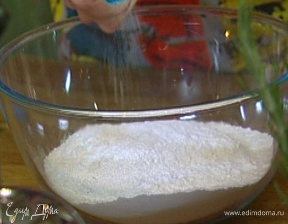 Муку просеять, добавить соль и разрыхлитель, перемешать.