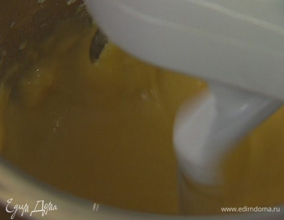 Яйца и желтки вымешать в комбайне вместе с сахаром и медом.