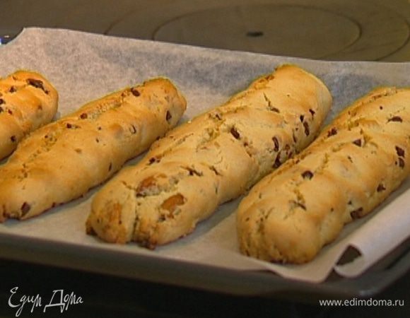 Выложить тесто на рабочую поверхность, сформировать четыре колбаски, уложить их на противень и поместить в разогретую духовку на 20 минут.