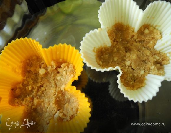 Взять печенье, измельчить в крошку (в кофемолке, в блендере, я растолкла вручную). Смешать с маслом до достаточно однородной массы. Смазать формы маслом (в керамические на дно я положила еще кружок бумаги для выпечки).