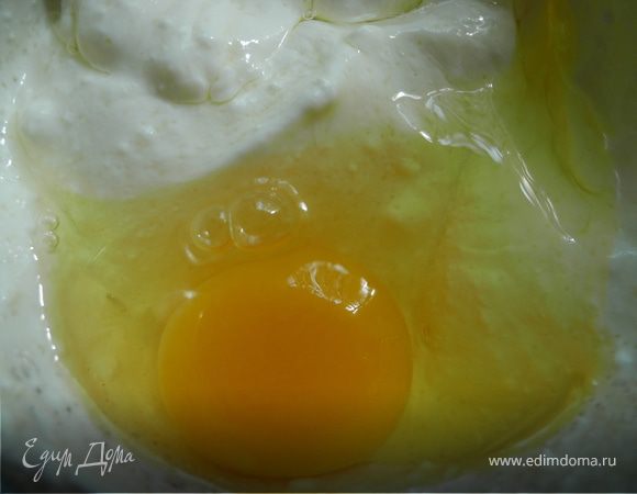 В это время можно заняться приготовлением крема. Смешать творог, сахар и сметану. Добавить яйцо и просто хорошенько перемешать (я даже не взбивала).