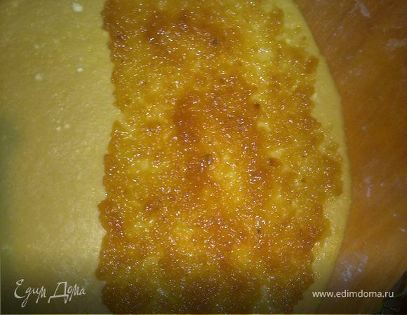 раскатываем тесто, и смазываем любым вареньем