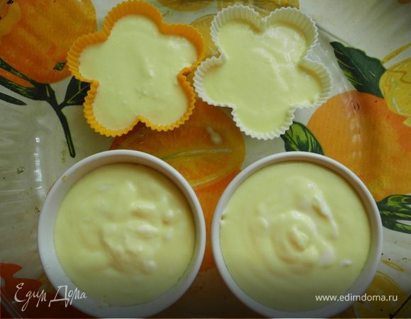 Вытащить наши формочки из холодильника. Пусть постоят минут 5 при комнатной температуре.
Налить в них крем.