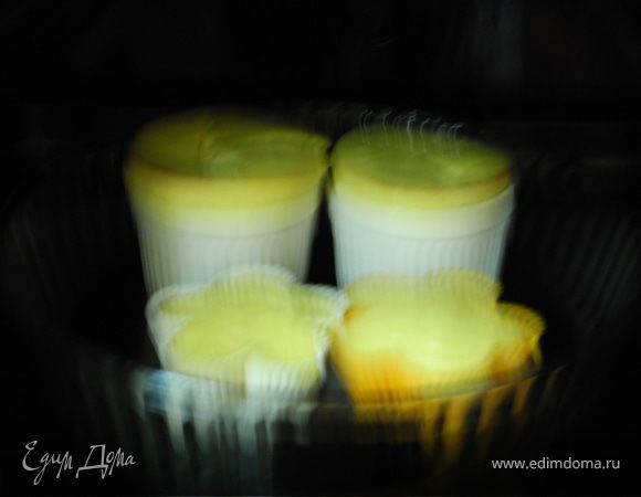 Выпекать при температуре 170 градусов примерно полчаса - они должны сильно подняться и корочка зарумяниться. Фото смешное (духовку открывала и объектив от высокой температуры запотел), но я его все равно включила - иллюстрирует процесс выпечки. Рекомендую мой опыт не повторять, так как чизкейкам это может не понравиться.