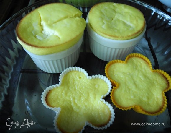 Дать остыть в духовке минут 10, хотя можно и сразу достать,надеюсь, что сильно не опадут. Но, даже "опавшие" они очень вкусные. Получаются вот такие очаровашки.