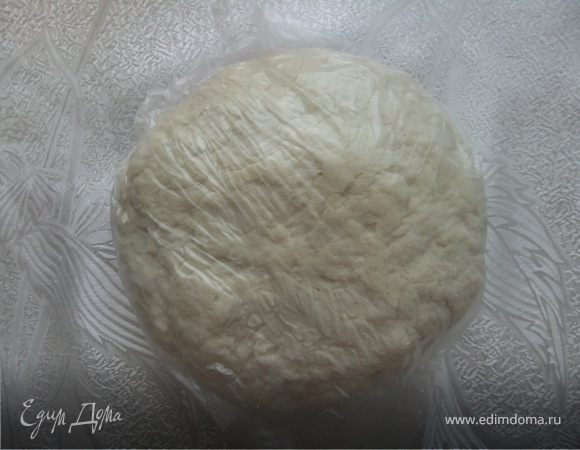 Готовим тесто. Все ингредиенты смешиваем и замешиваем тесто как на пельмени.Готовое тесто нужно положить в целлофановый пакет и убрать в холодильник на 1 час.