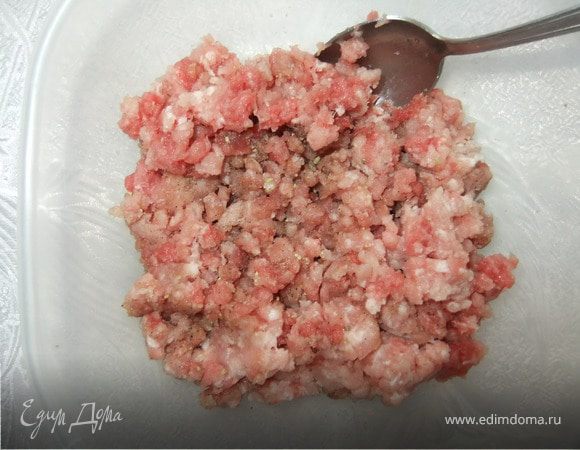 А пока тесто охлаждается займемся фаршем. Я беру три части свинины и одну часть говядины (получается примерно 500 гр. может меньше - у меня весов дома нет)) Прокручиваем мясо через мясорубку, добавляем туда соль, перец, специи по вкусу.