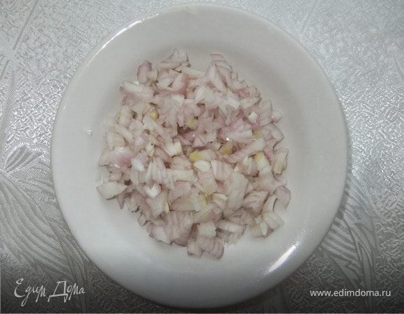 Теперь мелко-мелко режем лук