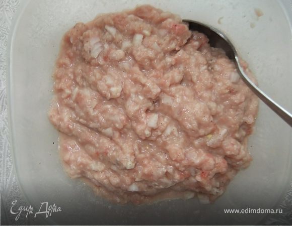 Добавляем лук в фарш. Ну а сейчас самое главное – чтобы чебуреки получились сочными – нужно добавить в фарш стакан воды и ложку майонеза – для еще большей сочности и нежности.