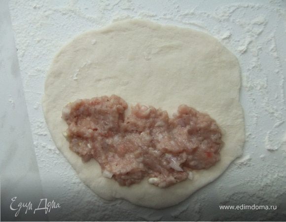 Тесто охладилось, достаем его из холодильника. Формируем из теста кусочки величиной с теннисный мяч (я называю их сочнями) Раскатываем сочни как можно тоньше. На одну сторону выкладываем ложкой фарш и разравниваем его. 
