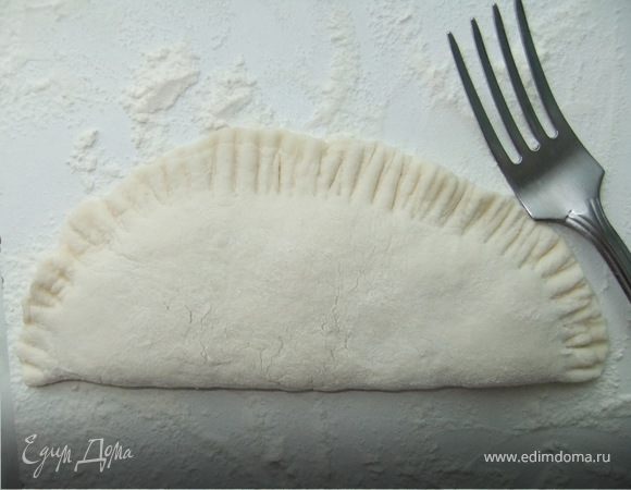 Защипываем края чебурека. Осторожно разравниваем фарш внутри чебурека (как бы приплюснув его) – для того, чтобы лишний воздух вышел из чебурека и при жарке он не вздулся. При желании можно пройтись по краям чебурека вилочкой:получится красиво и надежно)