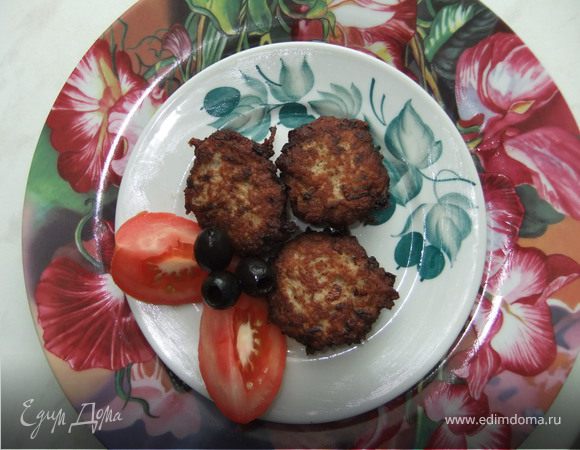 У меня остался фарш, и я решила пожарить в этом же масле котлетки. Они, кстати тоже получились очень сочными и вкусными!