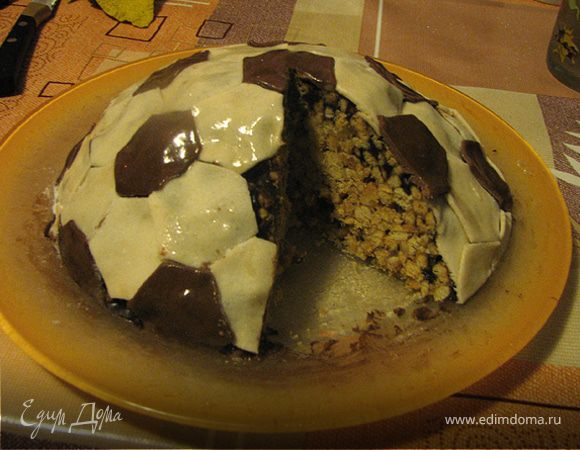 Перемешиваем готовое тесто со сгущенкой и орехами и формируем горку. Сверху по желанию поливаем шоколадом или украшаем мастикой.