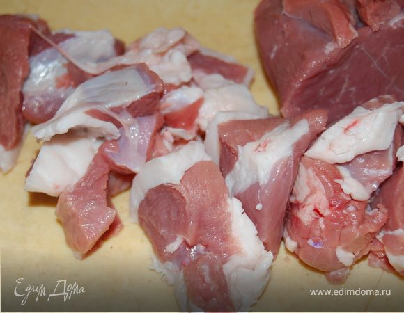 С мясом все просто, в принципе можно брать и свинину, и говядину, но на мой взгляд все же  тут уместнее всего баранина, особенно если это задняя ножка курдючного барашка. Кусочек курдючного сала украсит Ваше блюдо. Итак, прокрутили мясо, добавили в фарш мелко нарезанный лук, чеснок, базилик, соль,перец, чуточку зиры и рис.