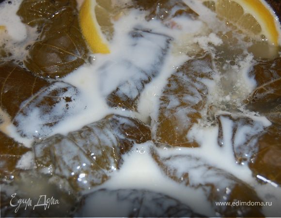 Минут за 10 до окончания процесса варки я добавляю в кастрюлю кефир. Очень вкусно получается, поверьте! Подавать очень вкусно со сметаной, в сметану можно добавить чеснок и зелень, на востоке долму подают с  мацони, тоже кисломолочный продукт, чемто напоминает кефир. Всем приятного аппетита! 