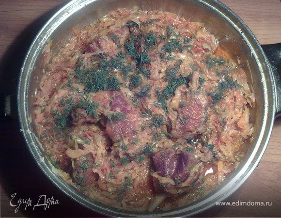 Капусту нашинковать и добавить к луку и морковке.Посолить,приправить специями,добавить нашу уже готовую уточку,и тушить до готовности капусты.Как только готова капуста-присыпать укропом.И конечно же приятного всем аппетита!