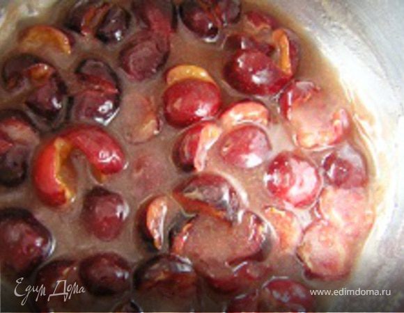 Довести до кипения и варить 2 минуты или до загустения, постоянно помешивая. Дать полностью остыть.