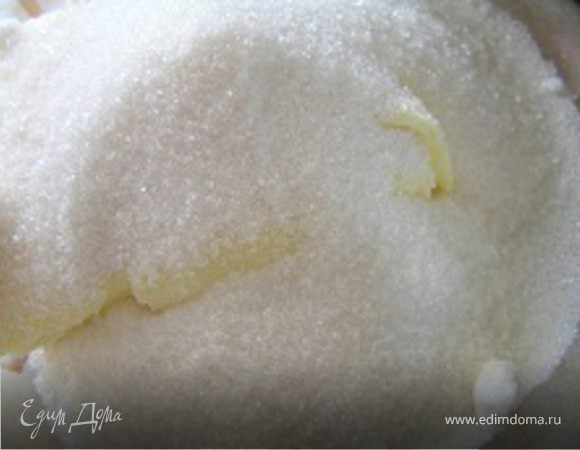 Для теста растереть сливочное масло с сахаром,