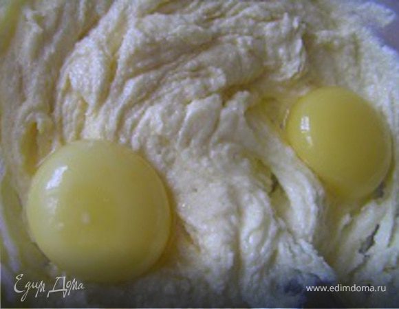 добавить желтки, ванилин, перемешать.