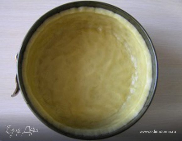 Тесто распределить руками в форме для выпечки (у меня Ф18см) и сделать бортики. Поставить в холодильник на 20-30 минут. Затем достать, проколоть дно вилкой в нескольких местах, накрыть бумагой для выпечки, всыпать горох или фасоль в качестве пресса, чтобы тесто не вздулось и не сдвинулось. Выпекать при температуре 180*С 15-20 минут, остудить.