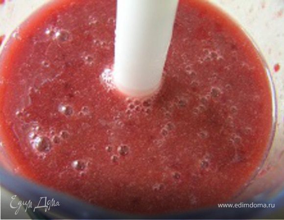 Черешневую смесь размолоть в блендере до однородности. Примерно половину порции оставить для украшения, остальную часть выложить в контейнер и поставить в холодильник.