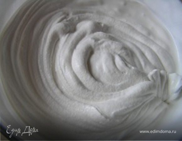 хорошо размять вилкой, затем взбить миксером на малой скорости. Добавить черешневое пюре из холодильника, слегка перемешать. 