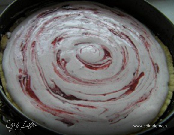 Выложить мороженое с пюре на основание торта, осторожно перемешать по кругу, чтобы получился спиралевидный рисунок. Накрыть пленкой, убрать в морозилку на 4 часа. Перед подачей торт украсить ягодами черешни, каждый кусочек полить  черешневым пюре.