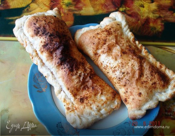 Смазываем слойки водой либо яйцом и сверху снова посыпаем специями.
Выпекаем до готовности при температуре 190-200 градусов.