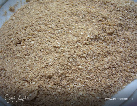 Размолоть в кофемолке *перебранную гречневую крупу,и получаеться гречневая мука...