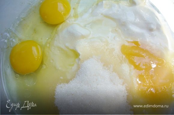 Отдельно взбить миксером сыр+масло(растопленное)+мёд+молоко+сахар+ванилин+яйца