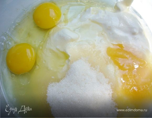 Отдельно взбить миксером сыр+масло(растопленное)+мёд+молоко+сахар+ванилин+яйца