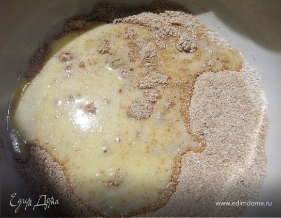 Осторожно соедени сухую и влажную массу