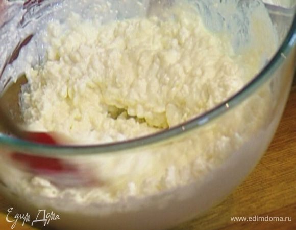 Оба вида творога перемешать. 